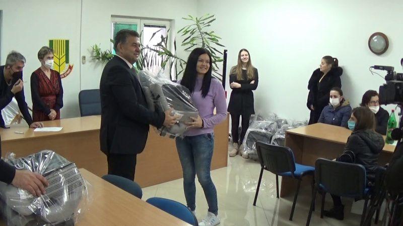 Predsednik Opštine Malo Crniće organizovala je podele auto sedišta za bebe rođene tokom 2020. i 2021. godine. 