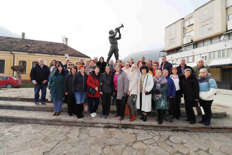 8. Zajednicka Fotografija Osnivaca Saveza Seoskih Zena Srbije Kod Spomenika Trubacu U Guci