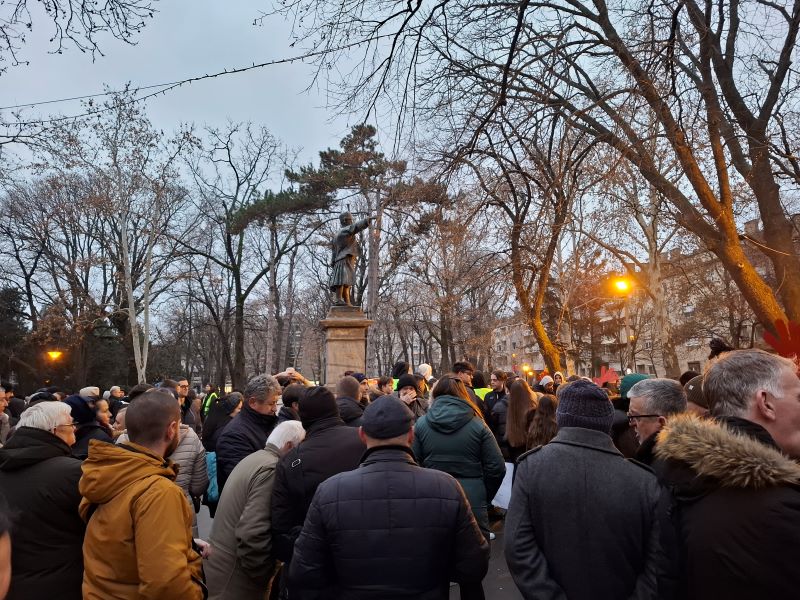 Danas su maturanti držali čas u Požarevcu 8 Učenici srednjih škola su u Požarevcu organizovali protest u znak solidarnosti sa prosvetnim radnicima
