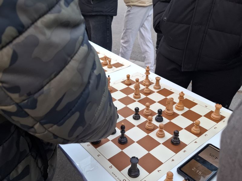Okupljeni na protestu Pokreni se igrali šah