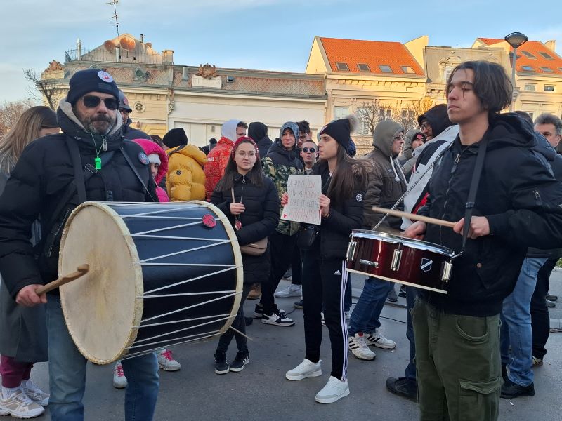 U Požarevcu su  danas maturantii na još jednom protestu „POkreni se“ svirali na bubnjevima