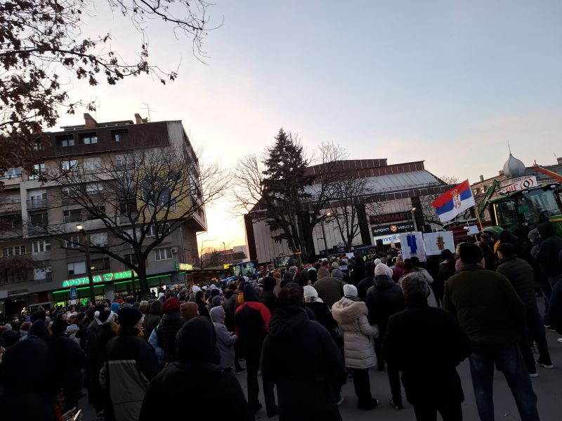 petnaestominutna tišina na protestu u Požarevcu nakon čega je krenula i protestna šetnja ulicama Požarevca.