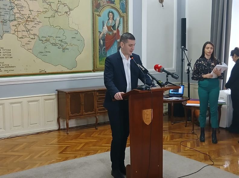 Dodeljeni ugovori o stipendiranju studenata 2 Gradonačelnik Požarevca na dodeli ugovora o stipendiranju studenata