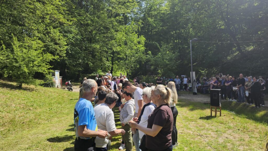 d1eff2db b446 4c95 ad4c 6ada09b2c2df