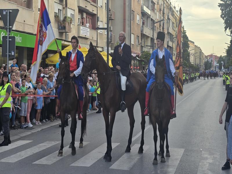Svečani defile učesnika 63. Ljubičevskih konjičkih igara ulicama Požarevca