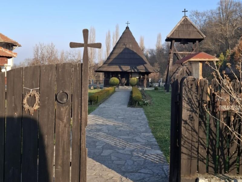 Pravoslavna crkva tokom obeležavanja praznika Svetih Ćirila i Metodija, simbol slovenske pismenosti i pravoslavne tradicije.