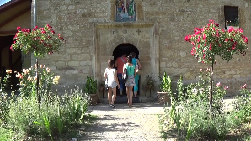 pravoslavni vernici na ulazu u manastir na veliki pravoslavni praznik