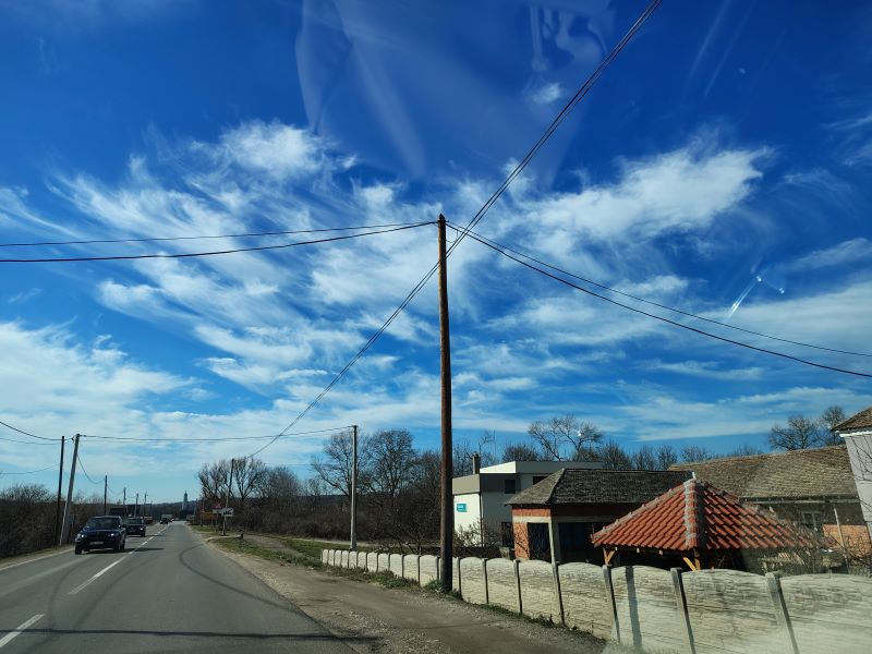 Promenljivo vreme uz sunčane intervale i lokalne pljuskove, na planinama moguć sneg