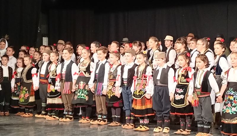 Slika malih folkloraša najavljuje dečji Etno festić „Tamo gde srce igra“, manifestaciju posvećenu folkloru, tradiciji i kulturnom nasleđu.