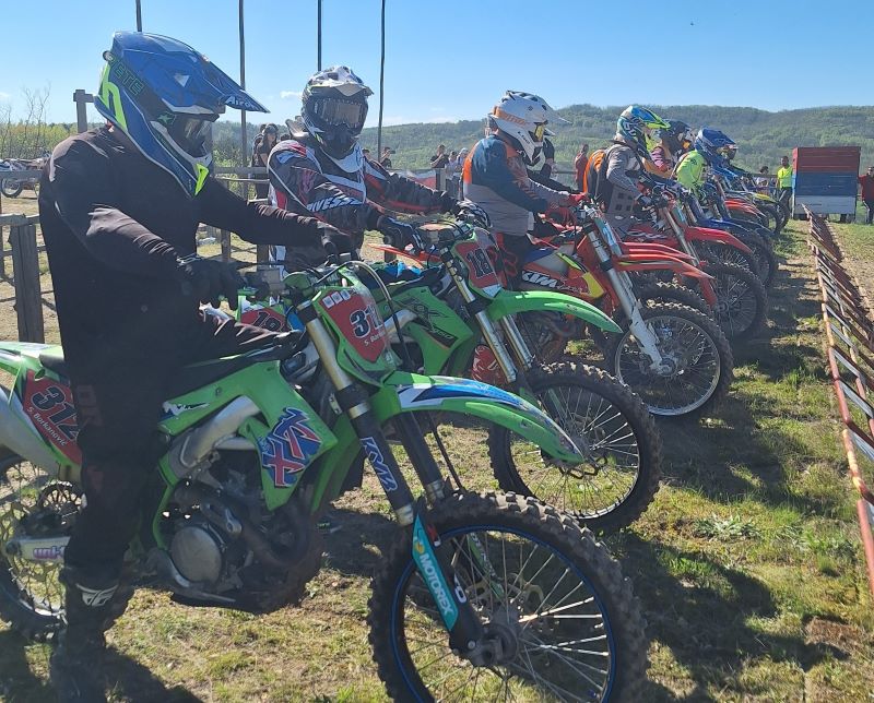 Dominacija „Vatrenih“ u Vlasotincu – ekipno prvo mesto na Moto kros šampionatu Srbije