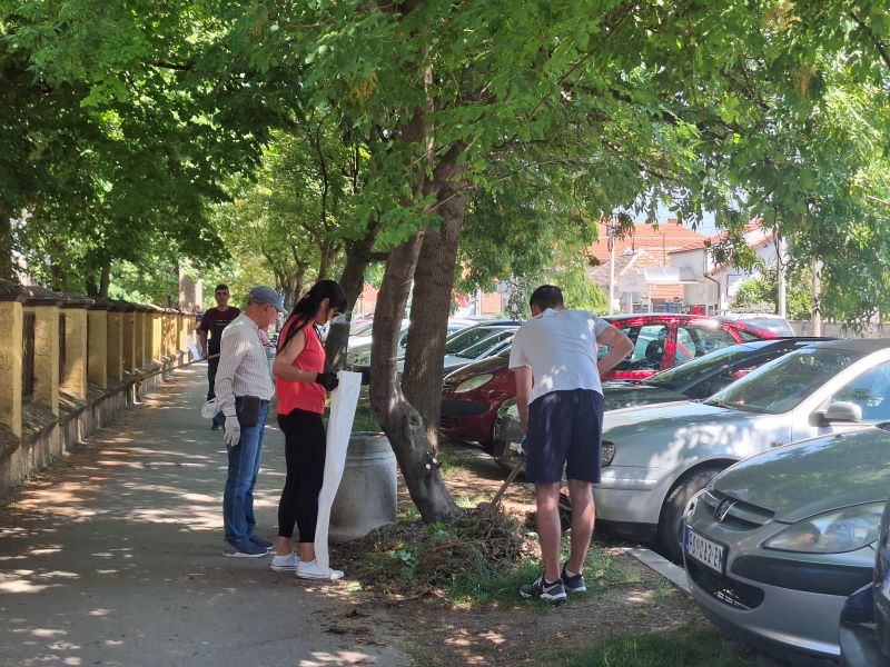 Građani Požarevca tokom ekološke akcije „Zavrni rukave“ ispred Opšte bolnice