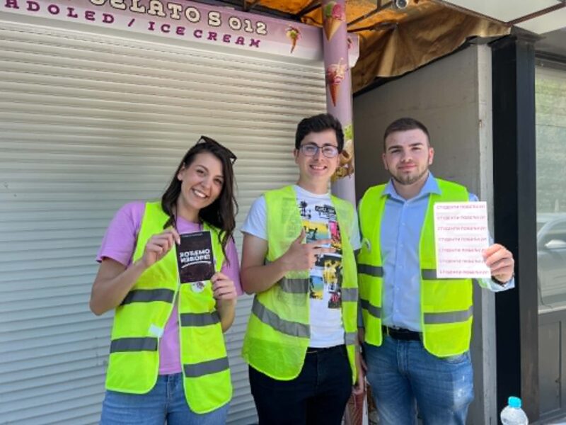 Akcija "Studenti pobeđuju" u Kostolcu 3 Nalepnice i promotivni materijal na studentskom štandu