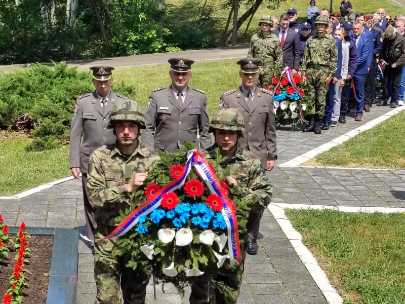 Vojni predstavnici odaju počast palim žrtvama