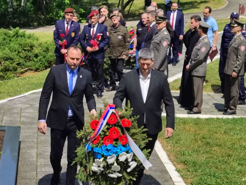 Polaganje venaca delegacija na spomenik palim borcima u Požarevcu