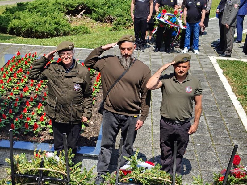 Polaganje venaca učesnika rata na spomenik palim borcima u Požarevcu