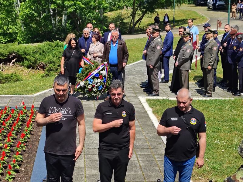 Polaganje venaca dobrovoljaca na spomenik palim borcima u Požarevcu