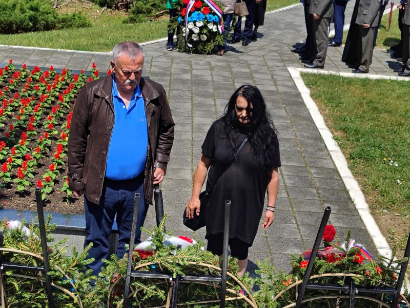 Polaganje venaca udruženja na spomenik palim borcima u Požarevcu
