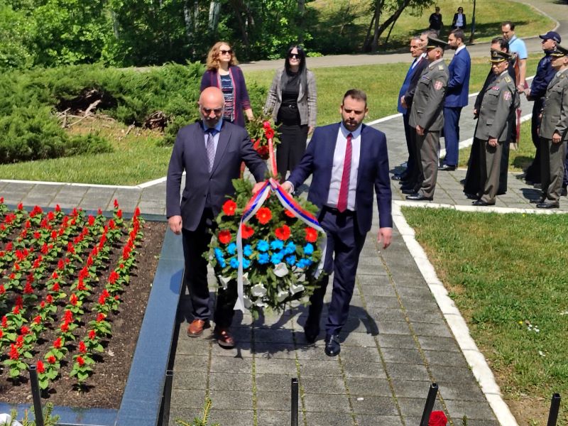 Polaganje venaca predstavnika sns-s  na spomenik palim borcima u Požarevcu