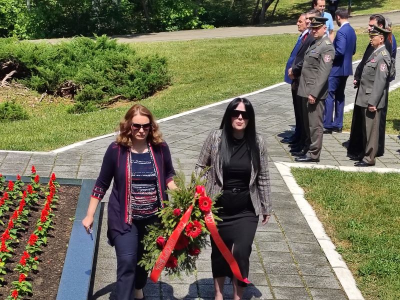 Polaganje venaca predstavnika institucija na spomenik palim borcima u Požarevcu