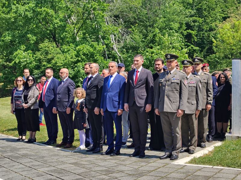 Učesnici komemoracije stoje u tišini tokom odavanja počasti