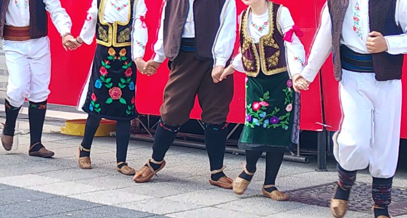 Folkloraši u narodnim nošnjama igraju tradicionalno srpsko kolo na Polubranijskom saboru u Leskovcu kod Petrovca na Mlavi.