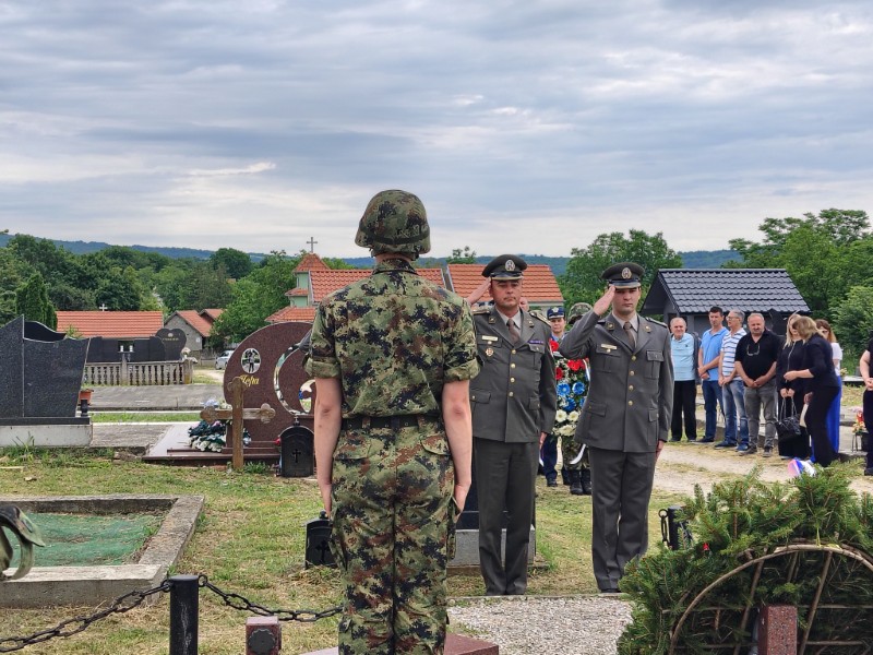 Polaganje venaca i cveća na grobu generala Ljubiše Veličkovića povodom 27. godišnjice njegove pogibije.