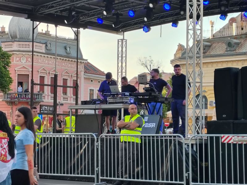Maturanti u šarenim majicama slave uz DJ-a na trgu u Požarevcu uz muziku i ples