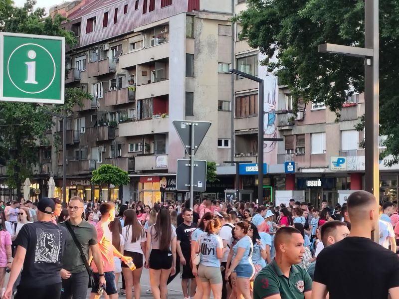 Maturanti u šarenim majicama zabavljaju se na trgu u Požarevcu uz muziku i ples