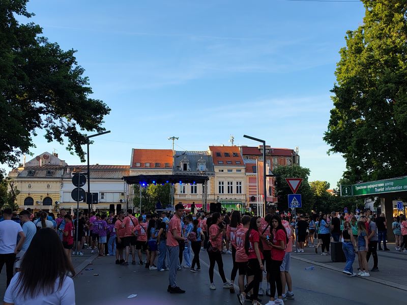 Maturanti u šarenim majicama slave na trgu u Požarevcu uz muziku i ples