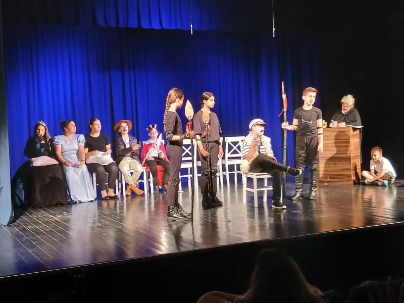 Glumci na sceni u predstavi „Kako su postale ružne reči?“ u Malom Crniću
