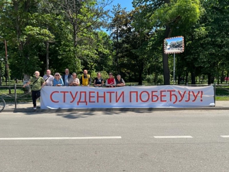 Transparent „Studenti pobeđuju“ na studentskoj akciji u Kostolcu