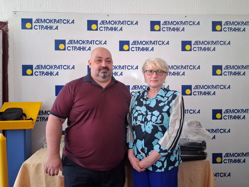 Gradski odbor Demokratske stranke u Požarevcu obeležio slavu Đurđevdan 8 Vladislav Marinković predaje dužnost kolačara Goranki Mitrović