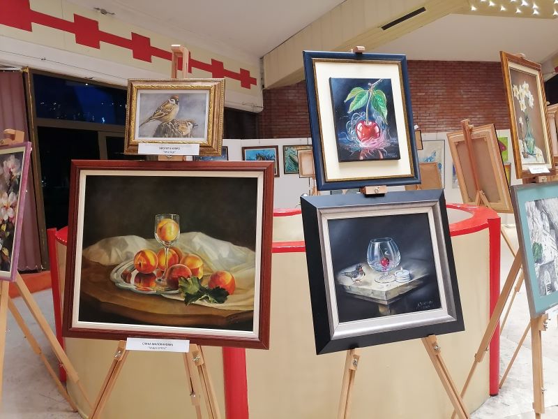 Izloženi likovni radovi u Galeriji obojene svetlosti u Požarevcu.