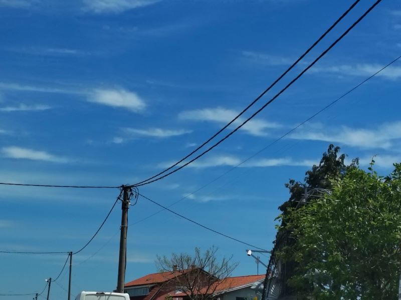 Bandera sa elektro kablovima i nadzemnom mrežom koja simbolizuje planirano isključenje električne energije i radove na elektrodistributivnoj mreži.