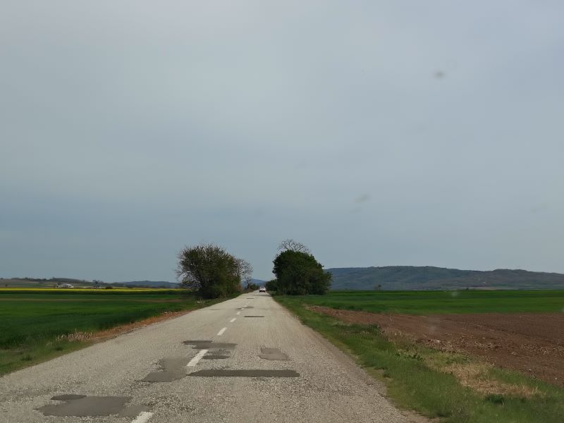 Promenljivo vreme i tamni oblaci iznad puta u Srbiji