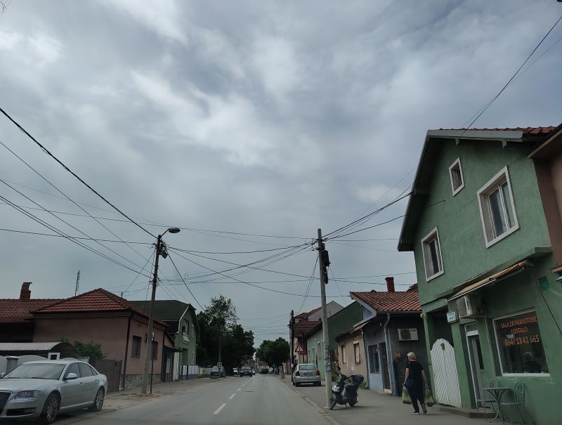 Oblačno vreme u Ulici Bratstva jedinstva, uz sive oblake i mirnu gradsku atmosferu.