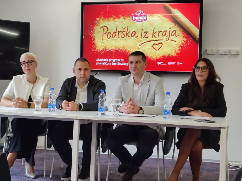 Jovana Važić, Marko Vasiljević, gradonačelnik Požarevca Saša Pavlović i Jasmina Mirković Nedeljković tokom predstavljanja projekta „Bambi podrška iz kraja“, namenjenog podršci lokalnim preduzetnicima i proizvođačima slatkiša u Braničevskom okrugu.