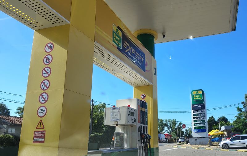 Točilica benzina i dizela na benzinskoj pumpi u Srbiji.