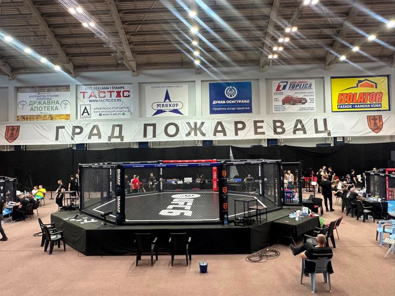 Borci i sudija u kavezu tokom finalnog meča za titulu državnog prvaka Srbije u MMA sportu.