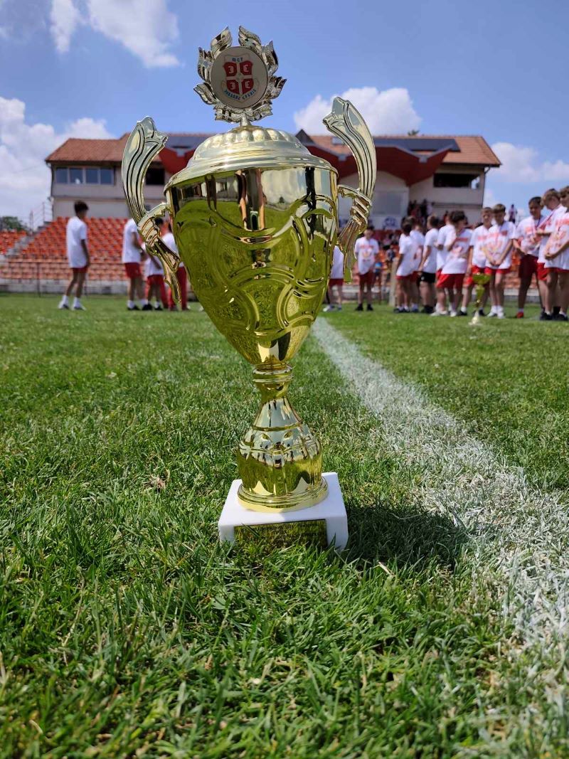 „Mladi Radnik 1926“ kadeti šampion lige – pobeda za istoriju i za Milana Radulovića“ 3 Šampionski pehar za fudbalere Mladog radnika