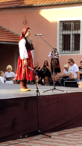 „Kreni kolo da krenemo“ okupio mlade čuvare tradicije u Boževcu (FOTO) 19 Čuvanje izvornog stvaralaštva kroz pesmu na Republičkom festivalu „Kreni kolo da krenemo“ u Boževcu