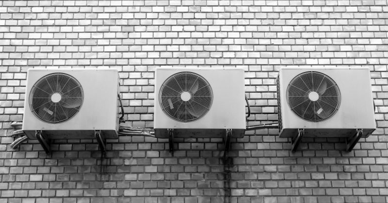 Klima uređaji na zgradi tokom tropskog talasa i visokih temperatura u Srbiji
