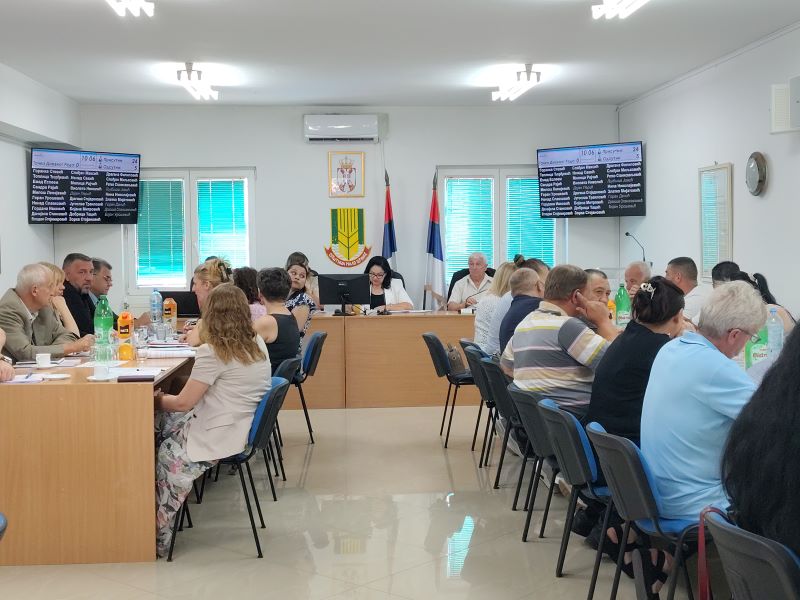 Odbornici Skupštine opštine Malo Crniće tokom sednice na kojoj su usvojeni završni račun budžeta i odluke od značaja za lokalnu samoupravu.