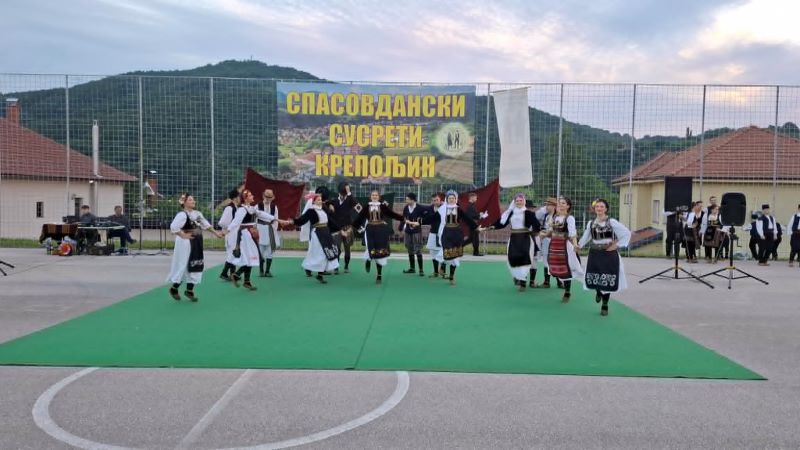 Folkloraši iz različitih krajeva Srbije u narodnim nošnjama na Spasovdanskim susretima u Krepoljinu.