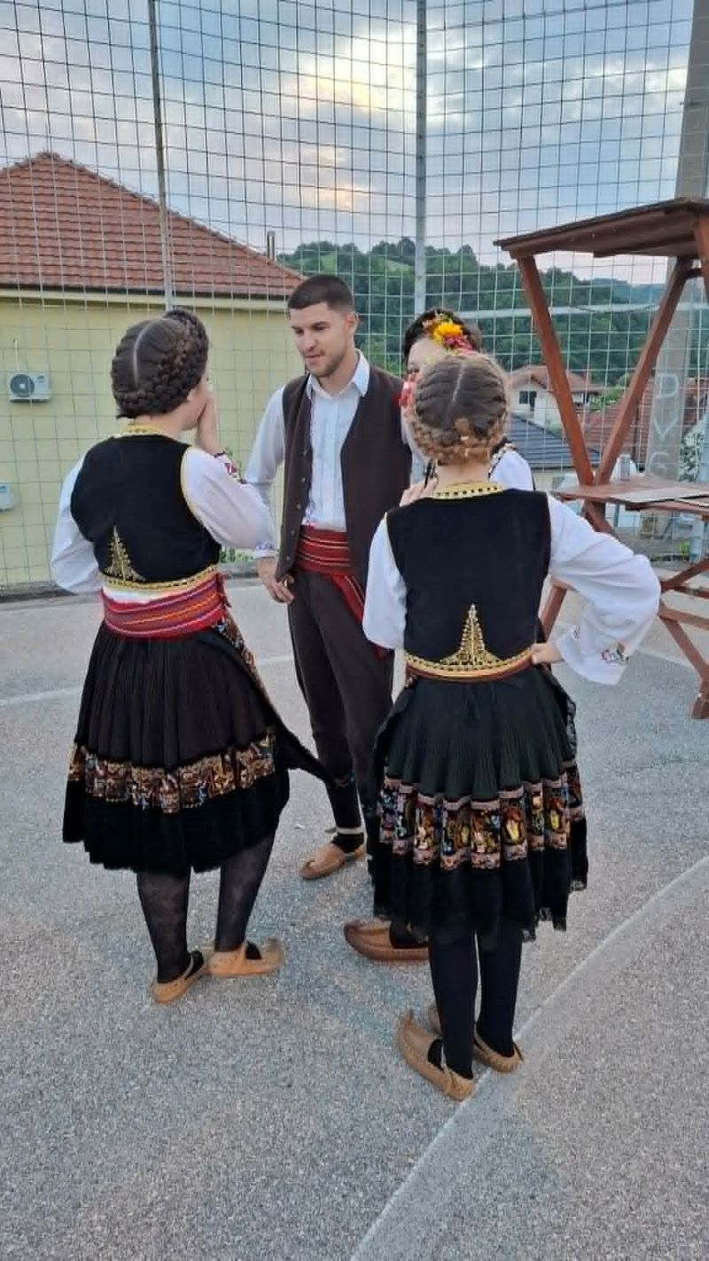 Spasovdanski susreti u Krepoljinu okupili folkloraše iz Srbije i regiona 5 Detalji bogato ukrašenih narodnih nošnji učesnika folklorne manifestacije u Krepoljinu.