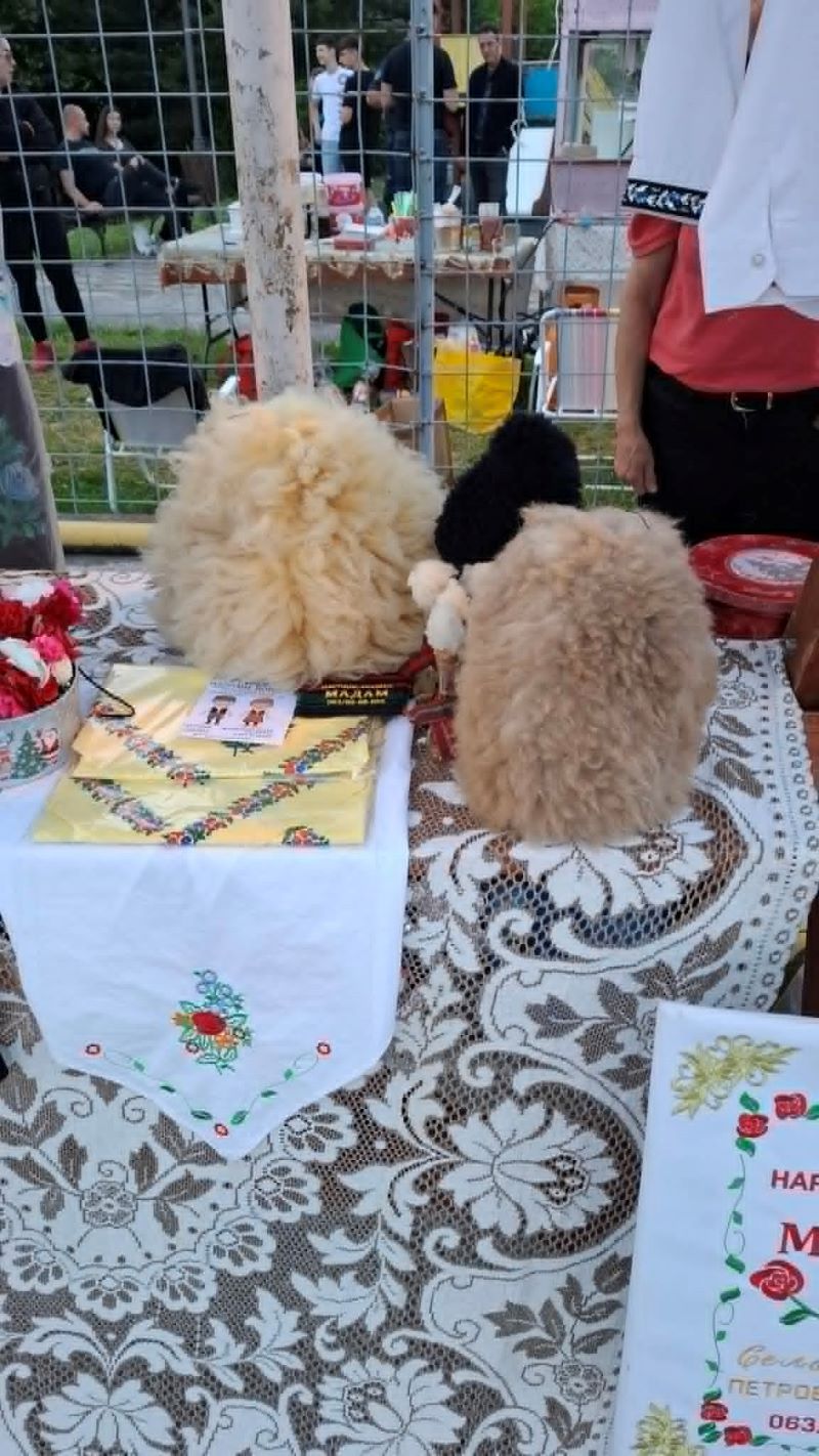 Spasovdanski susreti u Krepoljinu okupili folkloraše iz Srbije i regiona 6 štandove sa domaćim rukotvorinama i tradicionalnim šubarama.