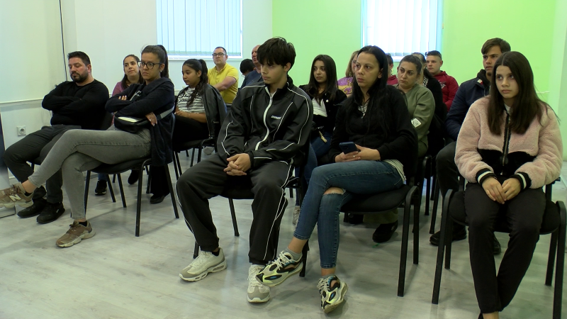 U Boru održani „Dani romske karijere“: Podrška zapošljavanju, obrazovanju i preduzetništvu 13 Učesnici razgovaraju sa predstavnicima institucija o mogućnostima zapošljavanja i stručnih obuka.