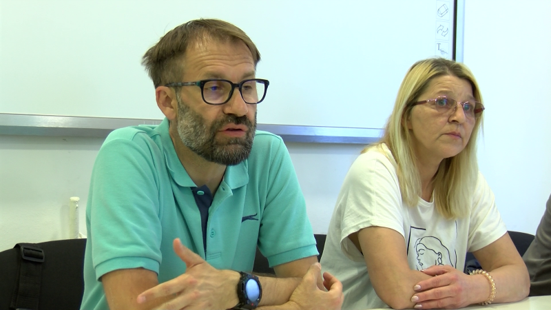U Boru održani „Dani romske karijere“: Podrška zapošljavanju, obrazovanju i preduzetništvu 12 Bojan Marković iz Nacionalne službe za zapošljavanje predstavlja mere podrške nezaposlenim građanima.