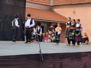„Kreni kolo da krenemo“ okupio mlade čuvare tradicije u Boževcu (FOTO) 5 Učesnici festivala „Kreni kolo da krenemo“ predstavljaju igre iz različitih krajeva Srbije.