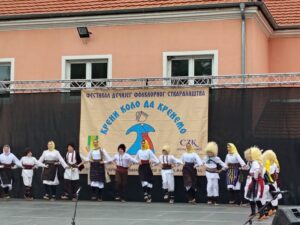 „Kreni kolo da krenemo“ okupio mlade čuvare tradicije u Boževcu (FOTO) 13 Mladi folkloraši u narodnim nošnjama igraju kolo pred publikom na festivalu u Boževcu.
